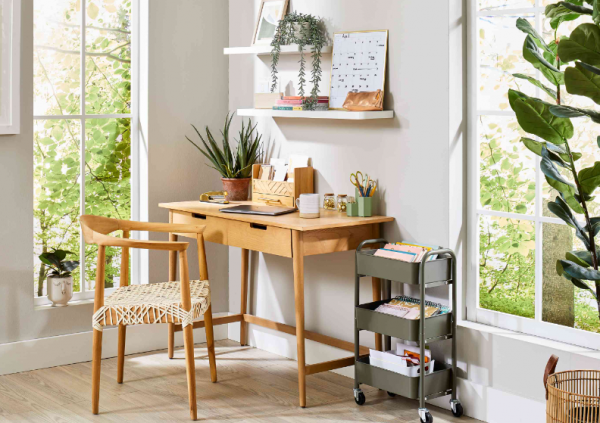 Meja kerja dengan desain minimalis dan cermin di dinding untuk menciptakan ilusi ruang yang lebih luas